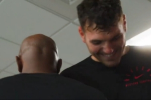 荣耀时刻！卡马拉&克林根分别领取最佳防守二阵&最佳新秀二阵奖杯