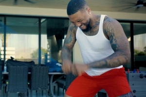 养伤不耽搁训练利拉德休赛期恢复性训练强度不减