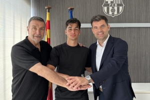 世体：巴萨17岁中场将和经纪人门德斯讨论去留，多特蒙德对其有意