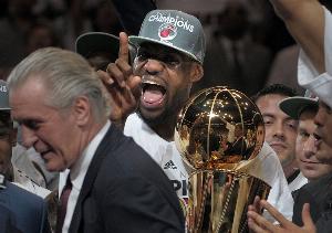 退休警员偷詹姆斯总决球衣10万刀贱卖 后来拍卖了370万