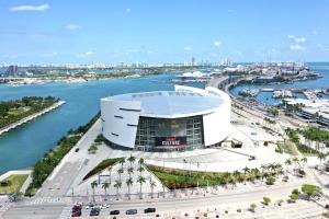 退休警员在热火干10年保安盗窃价值数百万的比赛球衣+纪念品