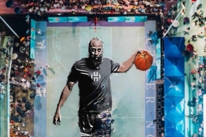 与哈登冒雨揭幕中国首座巨幅哈登球场！周玲安晒现场活动花絮