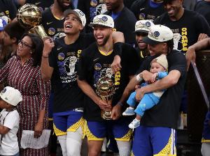 达米恩-李：库里会在中场时看网友评论激发斗志 下半场火力全开