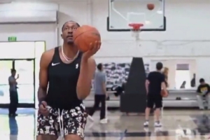 对篮球的热爱！杰伦威手腕韧带撕裂&接受手术 仍进行单手投篮训练