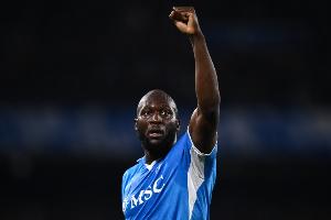 卢卡库：梅罗、莱万伊布很出色，但我榜样是32岁赢得金球的本泽马