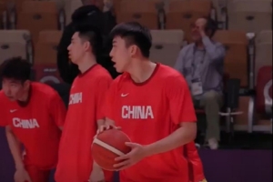 男篮赛前热身 王俊杰投篮训练心情不错 赵睿专注罚球训练