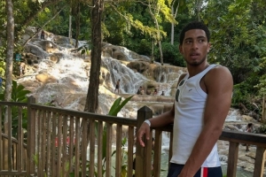 度假+养伤贝林厄姆社媒度假照片，多位队友留言点赞