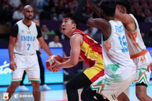 媒体人：本场没人再指责主教练 男篮注重外线&转移球越来越现代了