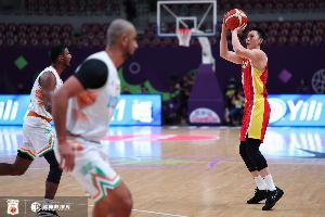 一扫阴霾！胡明轩三分8中5 得到并列全场最高的17分还有1板2助