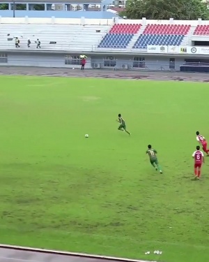 逆大天泰国球员过门将面对空门提前庆祝，遭对手奋力解围