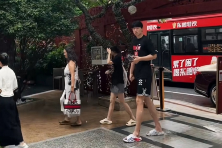 迈巴赫接送？杨瀚森带女友和疑似丈母娘打卡高端私厨