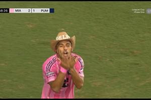 单场双帽苏亚雷斯第1球戴牛仔帽庆祝被吹，第2球终于庆祝成功