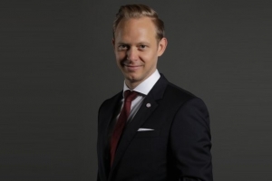 记者：斯图加特市场总监卡斯帕，目前是拜仁董事会的候选人之一