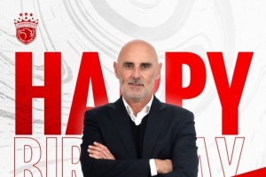 今天是海港一线队主教练穆斯卡特的生日，让我们祝他生日快乐！