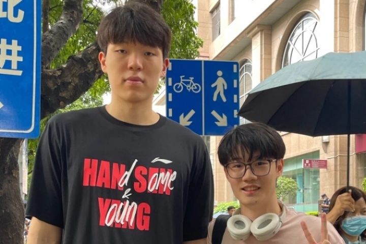 合影了~网友在广东偶遇杨瀚森：看到他我都呆住了 瀚森很平易近人