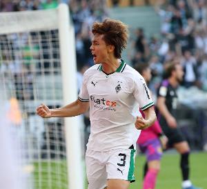 记者：日本球员板仓滉将加盟阿贾克斯，转会费1050万+200万欧