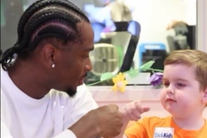 优质偶像！亚历山大前往多伦多一家医院看望患病的孩子们