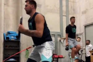 斯洛文尼亚篮协官媒晒视频：东契奇正在健身房刻苦训练