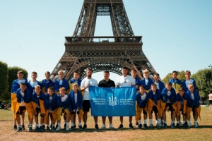 法媒：20名乌克兰小球员游览巴黎，享受一周安宁