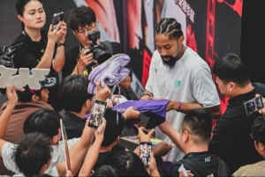 丁威迪中国行—繁花似锦海纳百川 丁威迪上脚签名鞋感受魔都热情