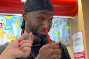 尝尝味维金斯喝上了蜜雪冰城 吸管拿反再献神表情