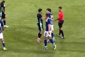 西媒：贝蒂斯球员福纳尔斯就友谊赛打架事件道歉，希望翻篇