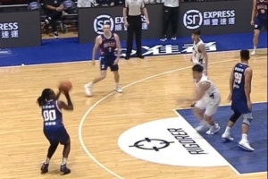 表现亮眼！香港金牛克罗斯贡献24分9板2助1断 展现全面个人能力!