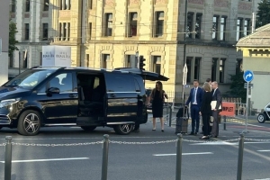 记者：水晶宫带着7箱证据出席CAS听证会，高调从正门进入