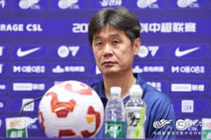 李霄鹏：现在气势比较低落，希望明天队员的意志力能够顶住