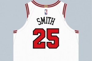互换号码！球衣记者：杰伦-史密斯将改穿25号 达伦-特里将穿7号