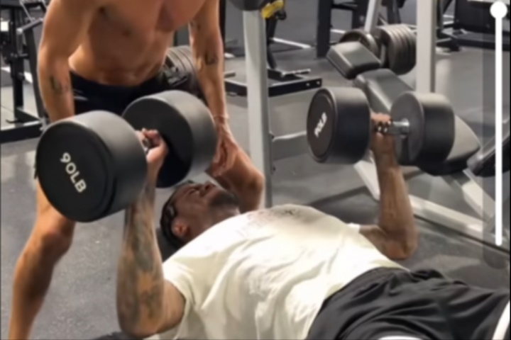 NBA球员的力量！杰伦-格林用90磅哑铃做平板卧推！