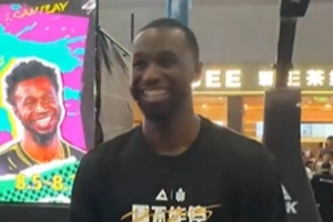 没助跑！维金斯参加活动篮板摸高力压全场 展现标志性笑容