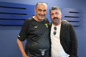 意大利国家队主帅加图索到访拉齐奥训练基地，受到萨里教练欢迎