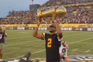 亚历山大带总冠军奖杯返回家乡 在市体育场接受球迷欢呼