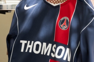 巴黎携手耐克复刻经典T90球衣，小罗、保莱塔参与宣传