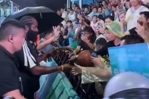 ❤️哈登：很多球迷冒着雨来现场支持我 我必须出场与他们互动