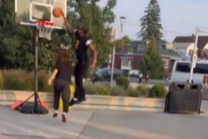 SGA回家乡参加活动 之后衣服都没换随机打爆并隔扣一位女球迷