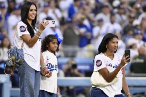 道奇举办科比摇头娃娃之夜科比小女儿开球+霸气喊话