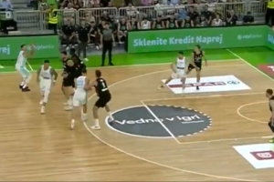 距离三分线两步东契奇热身赛开场无解超远三分一箭穿心