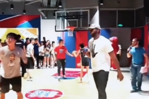 2017年莱昂纳德中国行回顾 喊“加油”时太欢乐了