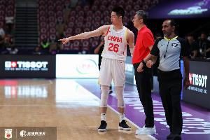 曾令旭：这支中国男篮的进攻体系核心 就是胡金秋的挡拆下顺速度