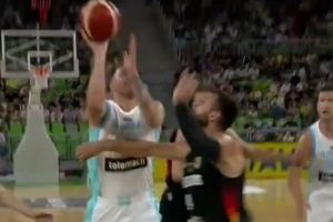 魔术师时间东契奇弧顶持球直杀内线 高打板打进制造犯规