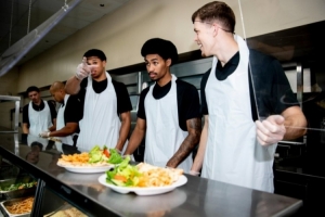 饭堂阿姨体验卡！马刺新秀哈珀&布莱恩特等人 来到收容所学配餐