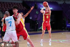 周鹏：自始至终的高强度、高压力的防守 是本场男篮的取胜之匙