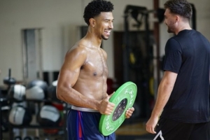 寻求2500万均薪！受限制自由球员格莱姆斯晒训练照：笑容可掬