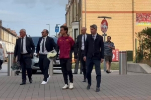 悼念迪巴拉、拉涅利、马萨拉代表罗马俱乐部向若塔献花