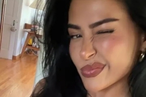 贝林厄姆女友社媒晒照，对粉丝眨眼放电