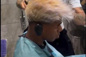 金黄泡面头变飘逸白毛！世体：亚马尔在甘伯杯赛前更换了新发型