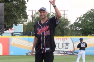 捧场同城球队！吉诺比利为棒球队圣安东尼奥使命开球