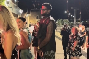 嗨呀网友拍到乔治在夜店门口排队&还戴着护膝 多家美媒转发